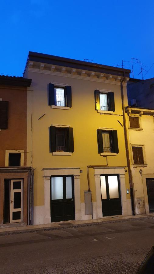 Dimora Rosso San Zeno - Wifi Veloce E Adatto Per Famiglie Verona Luaran gambar